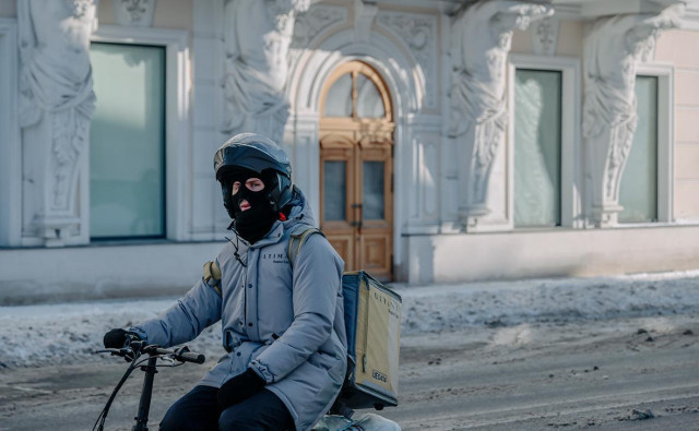 Глава SuperJob рассказал, почему курьеры зарабатывают больше учителей