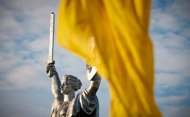 Главный флаг Украины сняли из-за непогоды, чтобы он опять не порвался