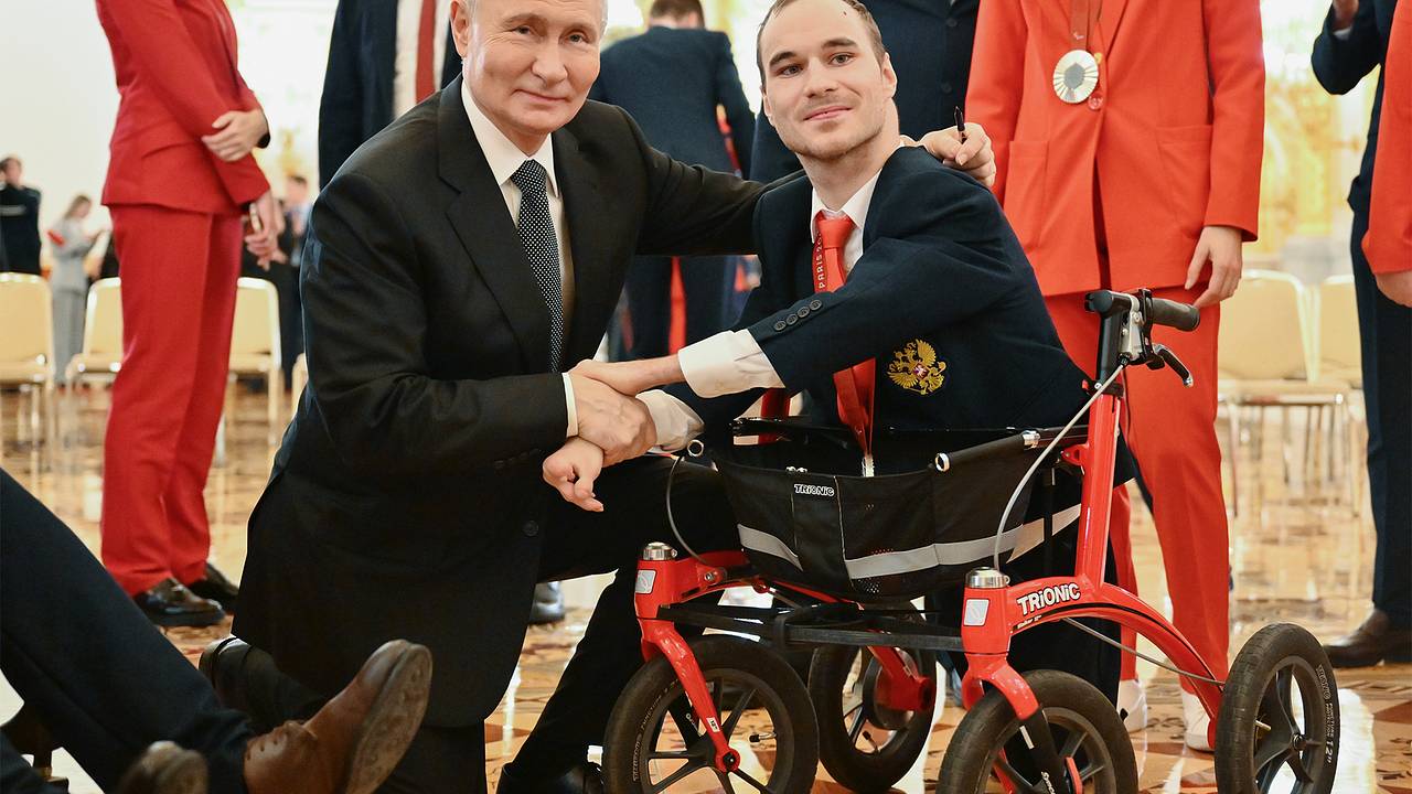 В Кремле вручили награды паралимпийцам