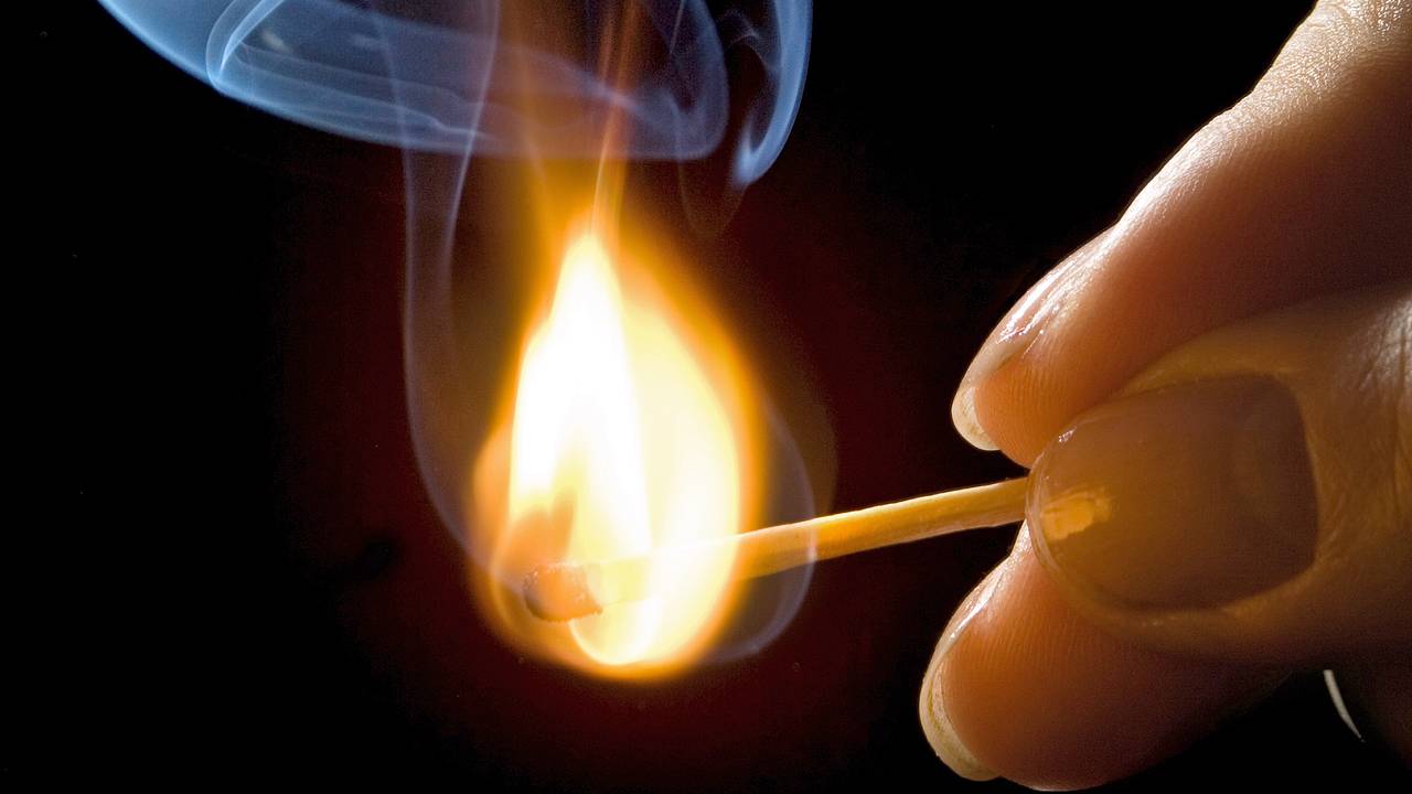 Доктор Мясников посоветовал некурящим россиянам носить в кармане спички