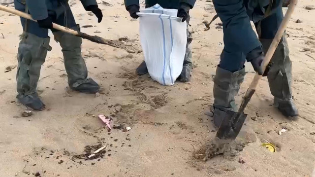 В Анапе начали очистку загрязненного мазутом побережья. Видео