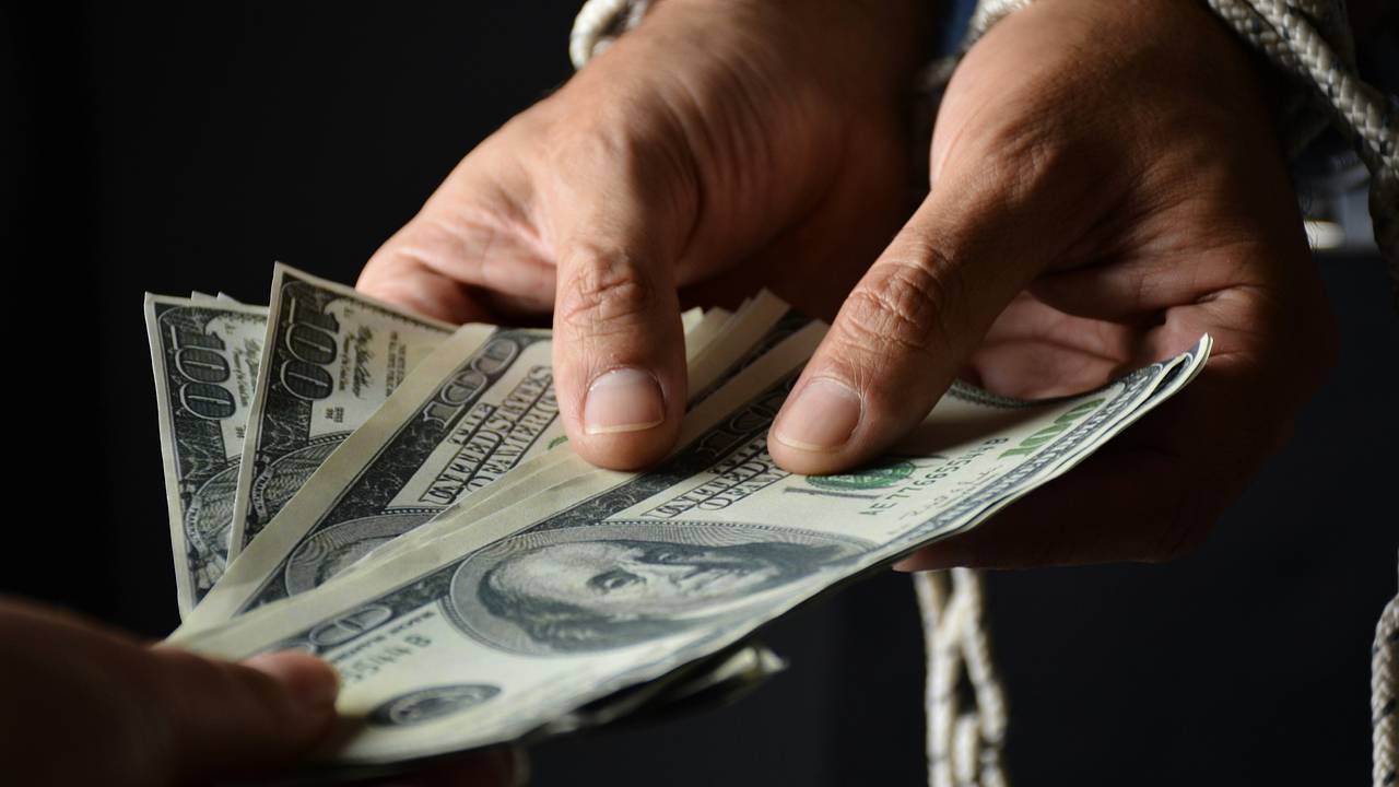 Мужчина разбогател на 52 миллиона рублей благодаря дню рождения друга