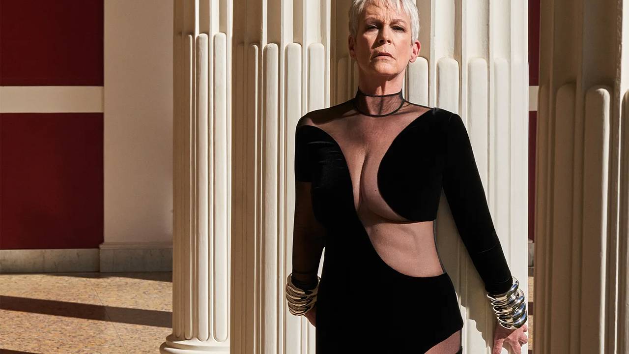 66-летняя актриса Джейми Ли Кёртис снялась в наряде с откровенными вырезами для Vogue