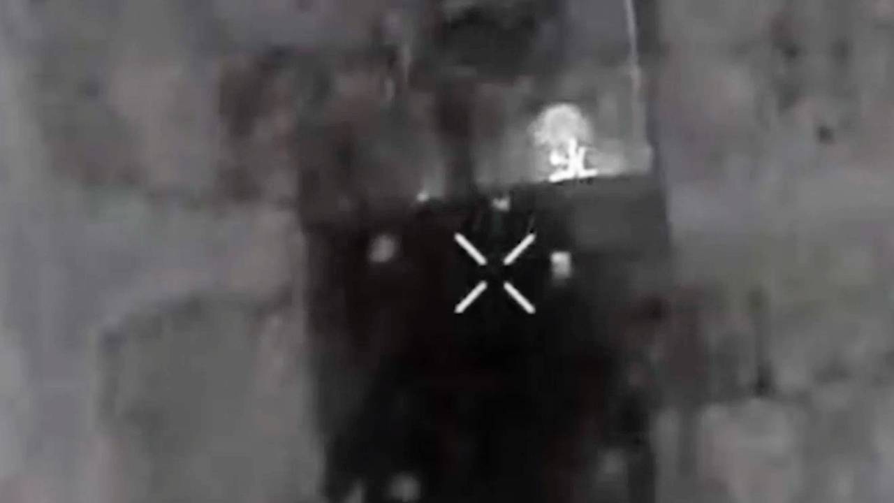 Минобороны показало видео со сбросом взрывчатки на укрытие ВСУ в Курской области