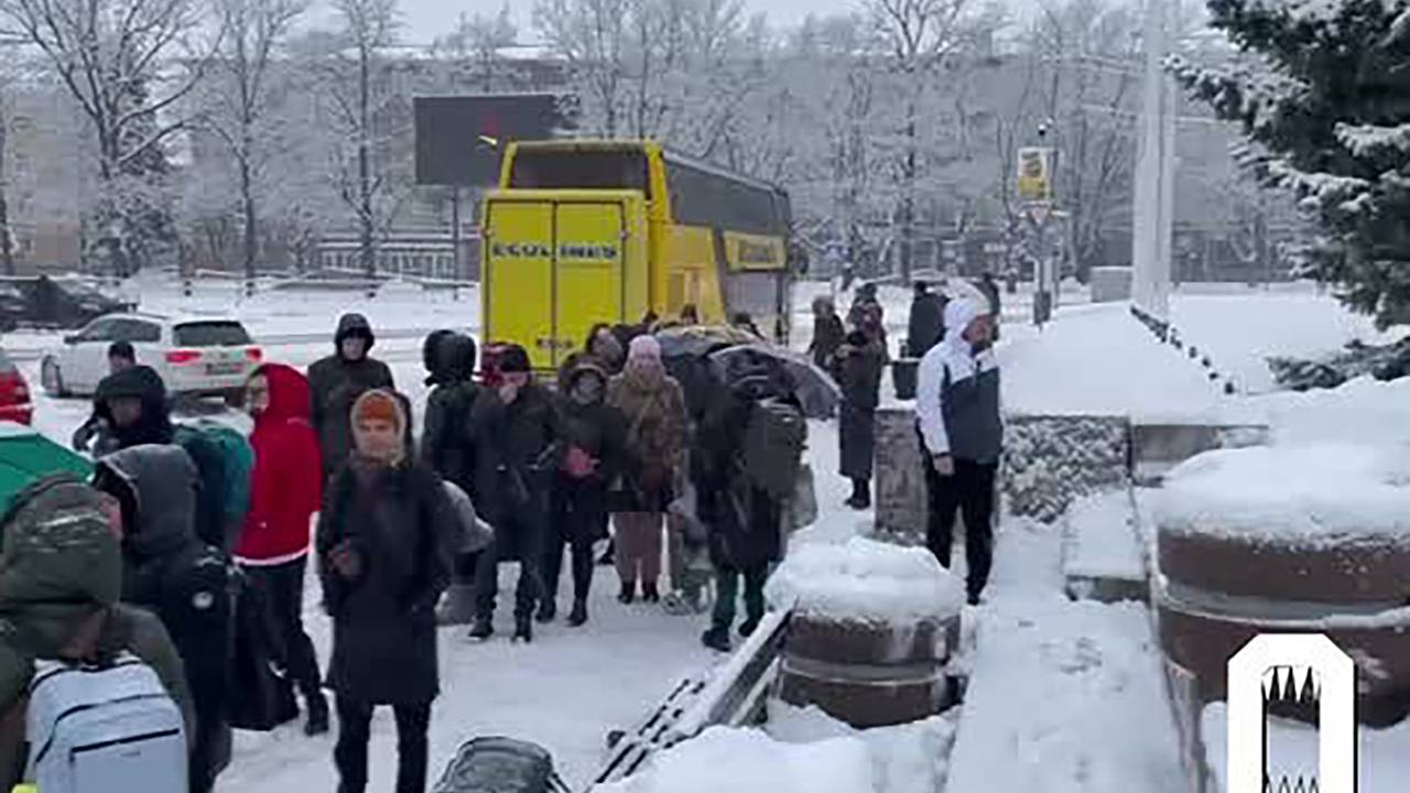 Огромные очереди людей на границе Эстонии с Россией попали на видео