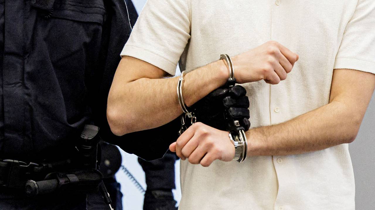 Российского хоккеиста приговорили к тюремному сроку за шпионаж в Польше