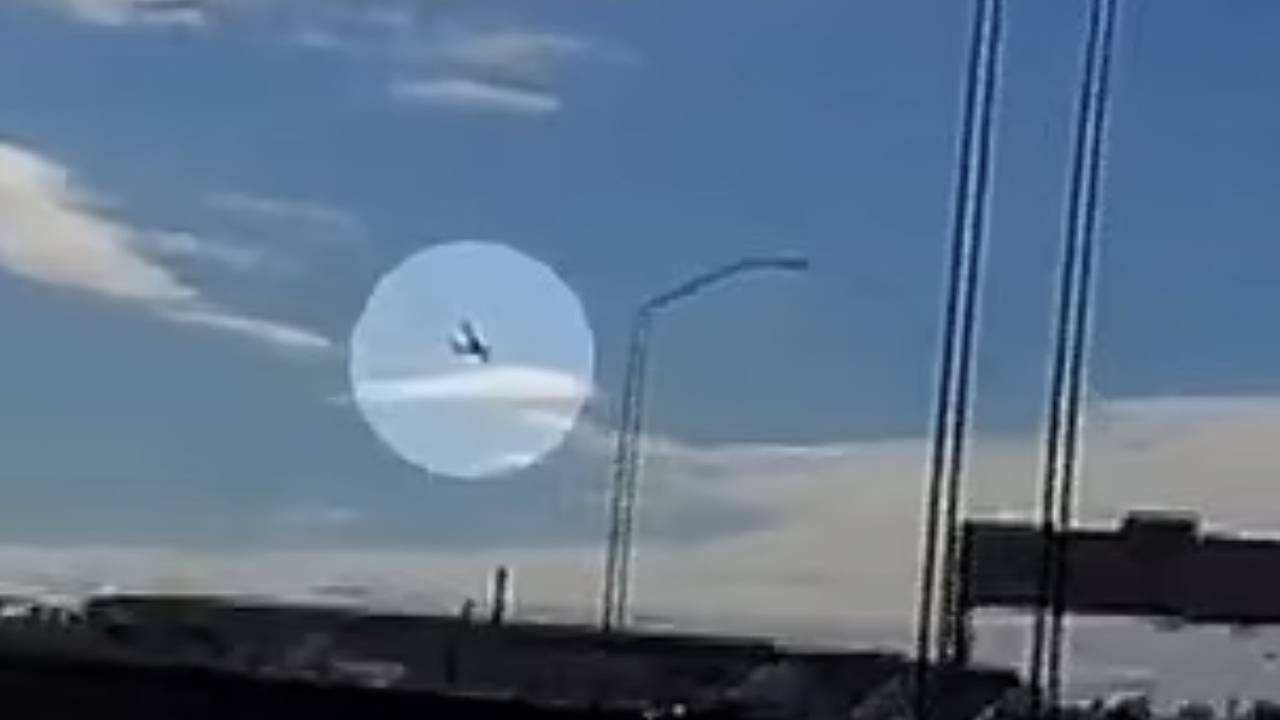 Потерявшие контроль над самолетом пилоты врезались в здание, взорвались и попали на видео