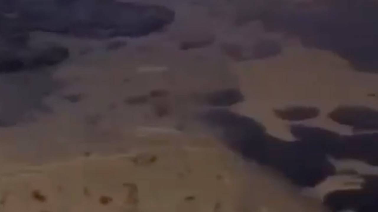 Покрытые сплошным черным слоем мазута пляжи в Анапе попали на видео