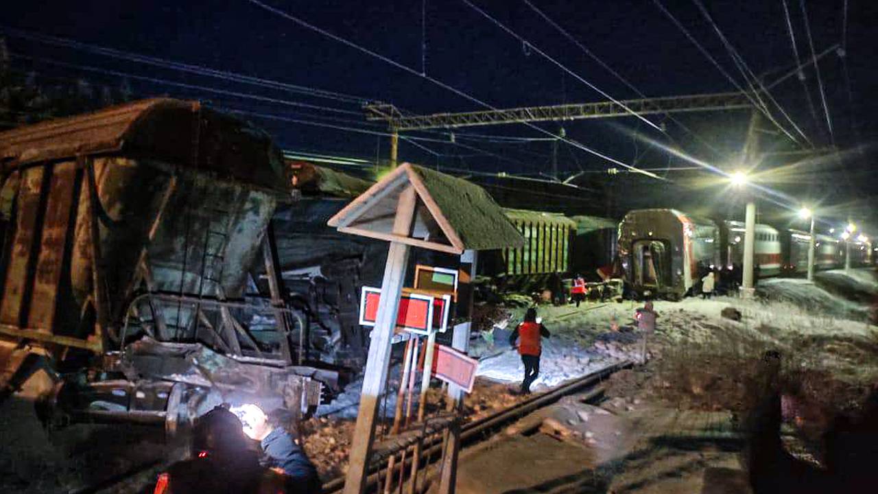 Пассажиры сошедшего с рельсов поезда под Мурманском получат компенсации