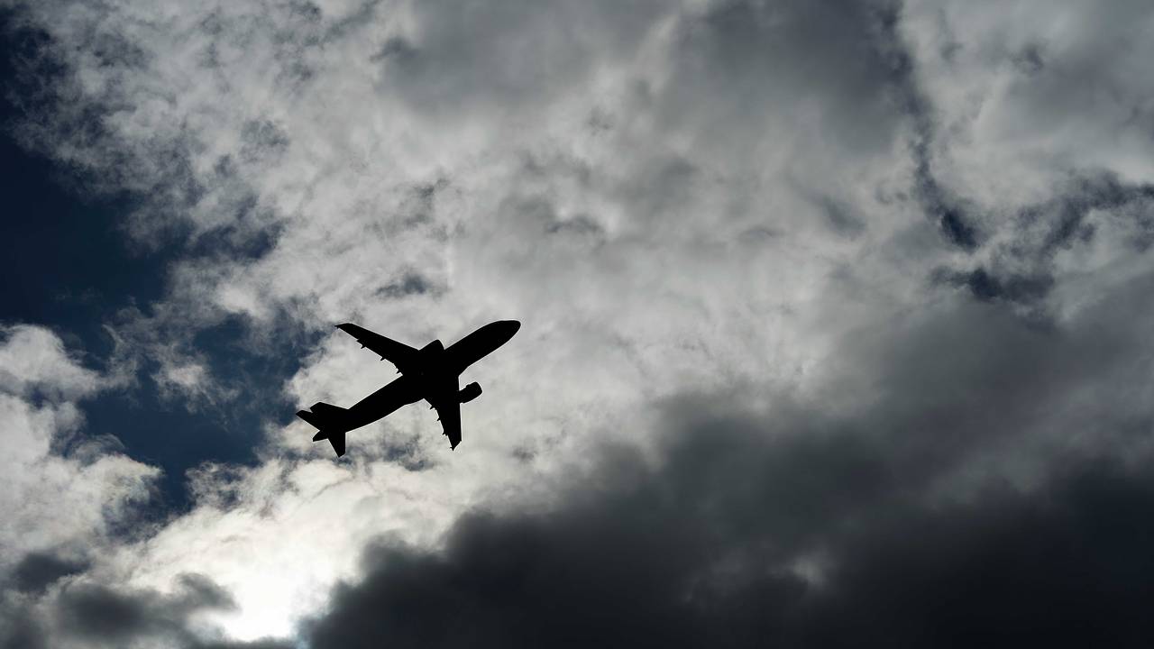 Повредивший самолет при посадке пилот был уволен и решил засудить авиакомпанию за клевету