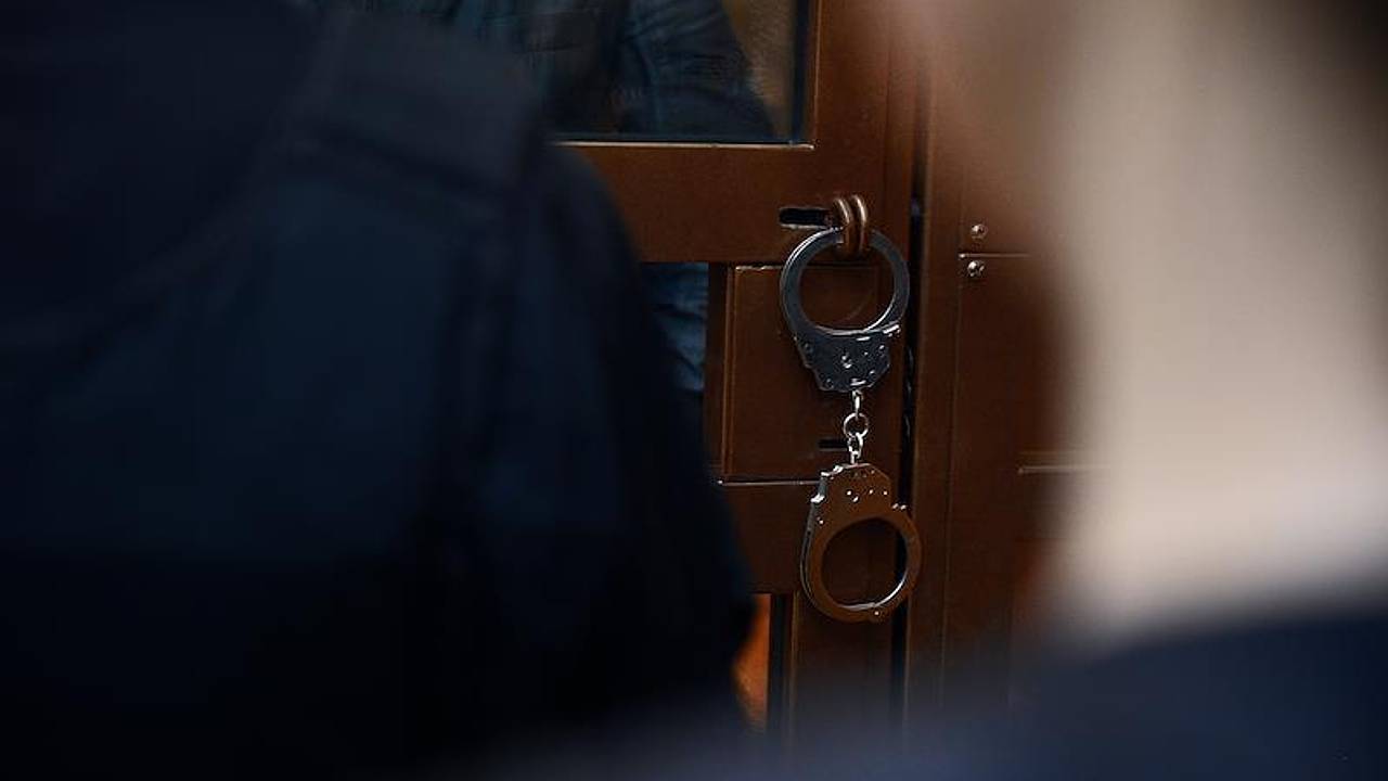 Избивший пожилую мать из-за денег и напавший на полицейского россиянин осужден