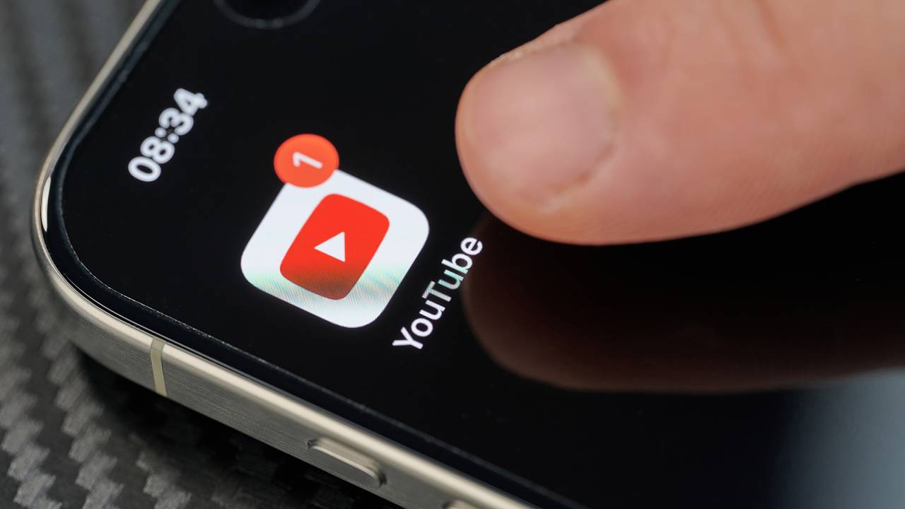 Минцфиры оценило реакцию россиян на замедление YouTube. Что еще ждет пользователей?