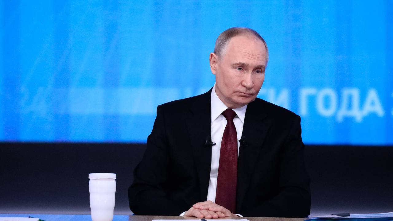 Путин оценил будущее бумажной журналистики в России