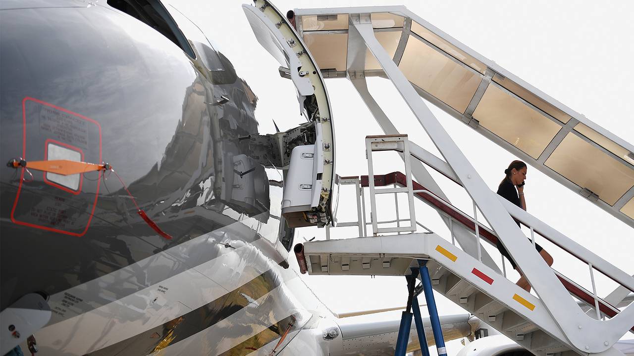 Самолет Sukhoi Superjet 100 повредили в российском аэропорту