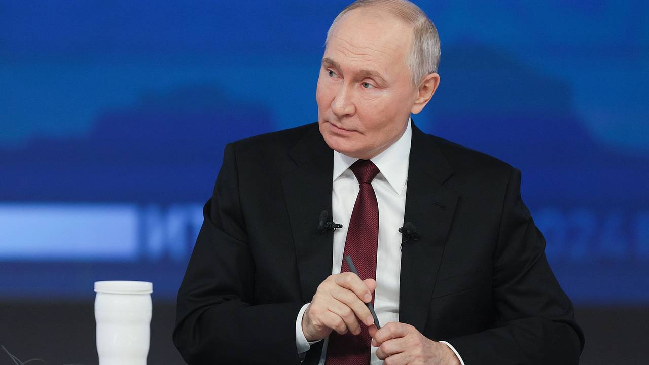 Путин пошутил про «нетрадиционного гостя» на прямой линии