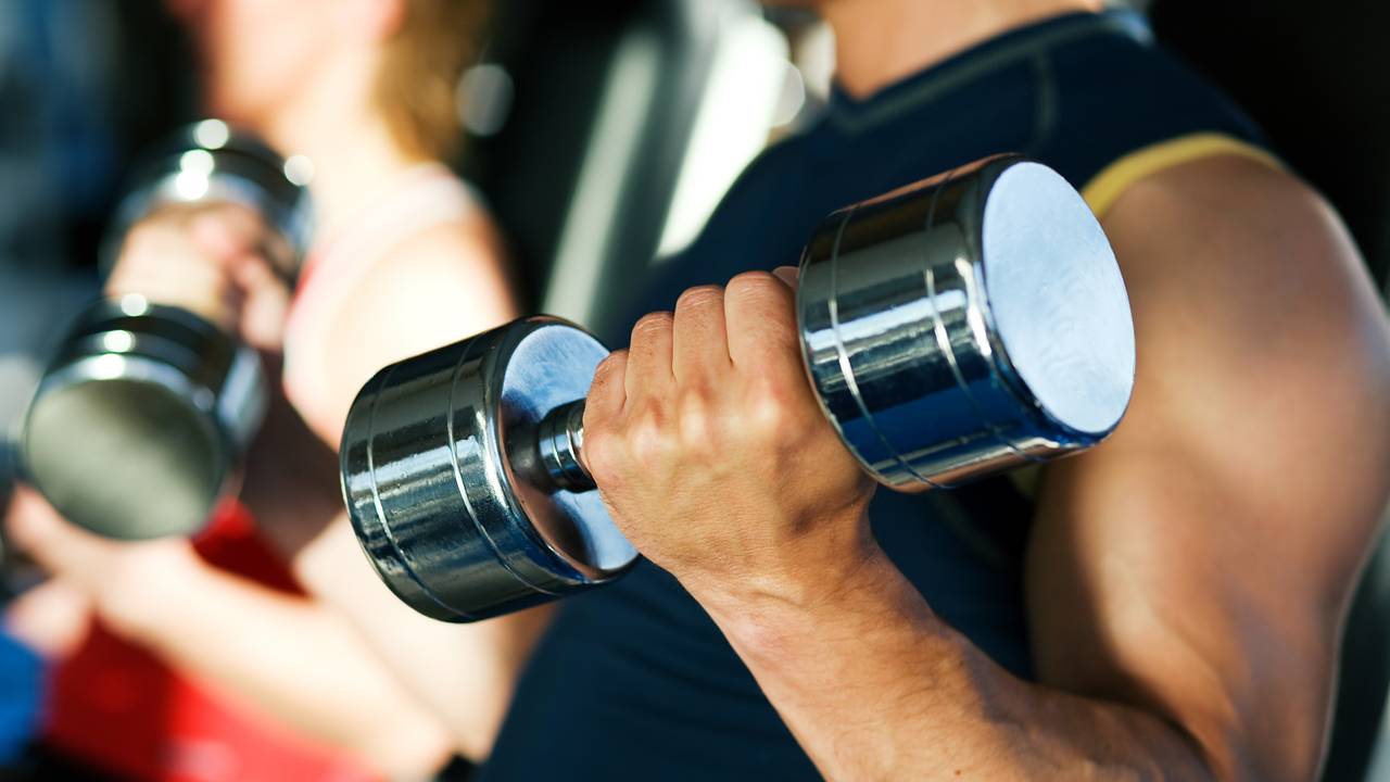 Назван самый эффективный способ накачать плечи