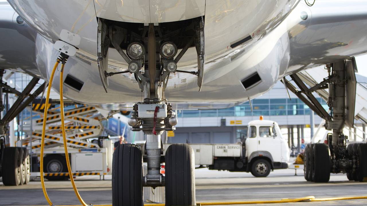 Superjet-100 приземлился в российском аэропорту с поврежденными двигателями
