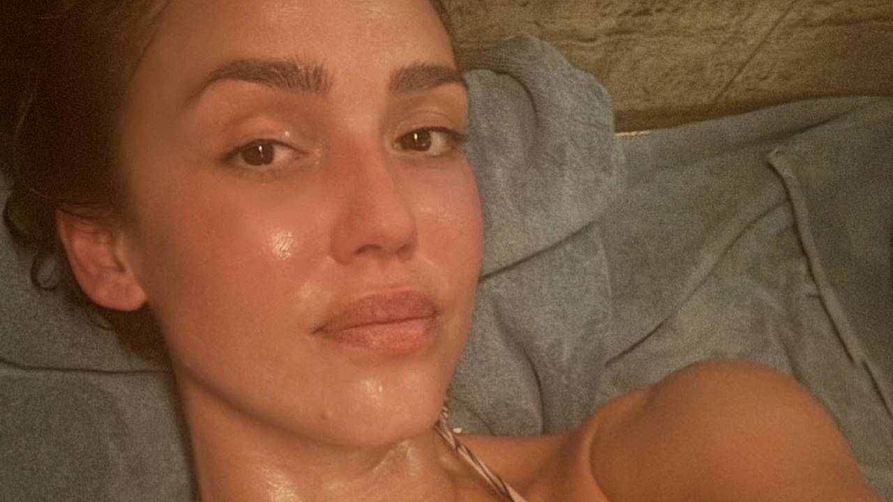 43-летняя Джессика Альба удивила фанатов внешностью без макияжа