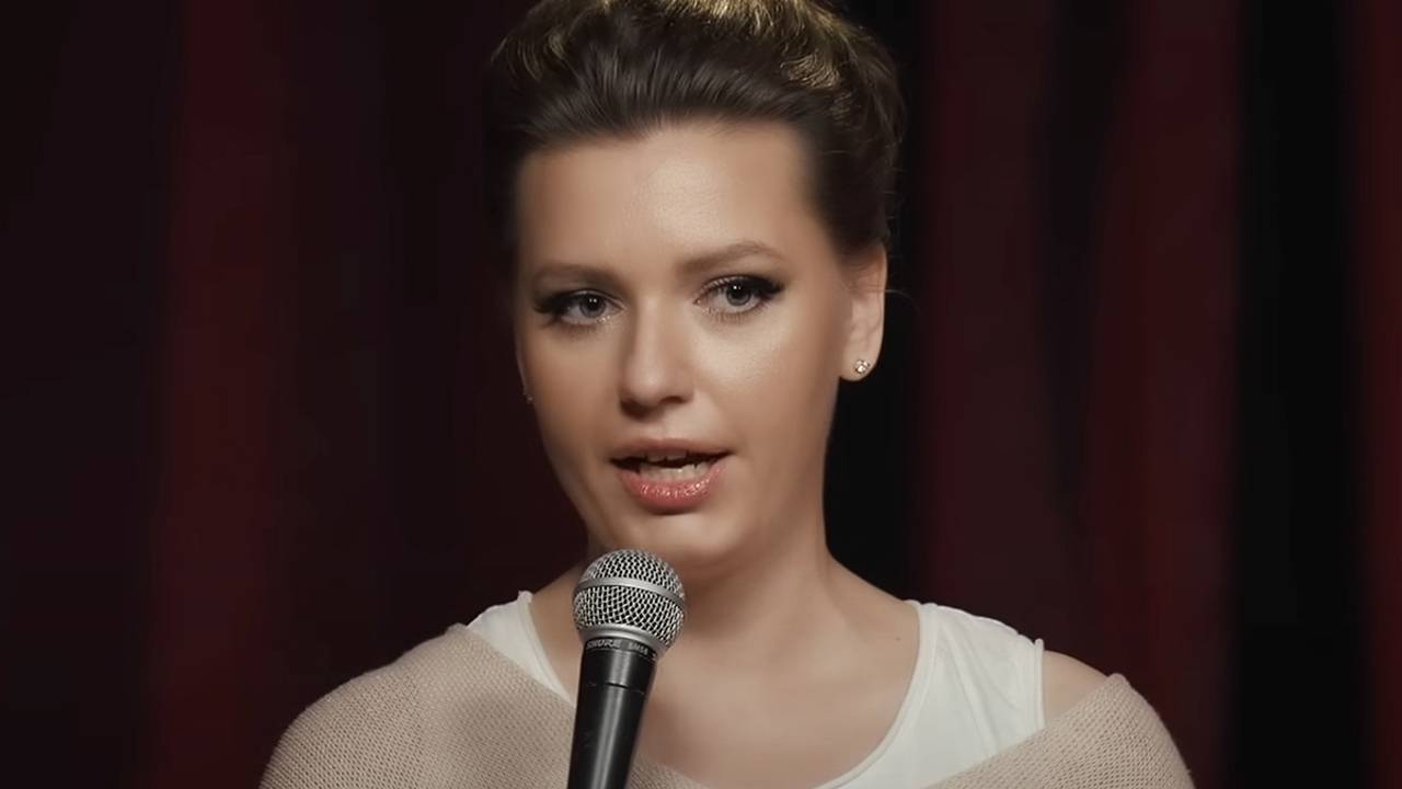 Уехавшая из России юмористка описала эмиграцию словами «несколько месяцев лежала в унынии»