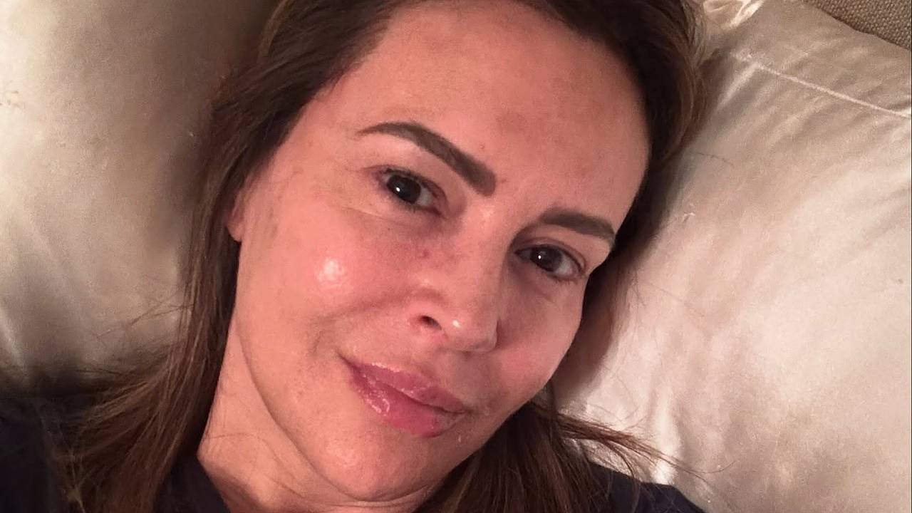 Звезда «Зачарованных» показала фото без макияжа в честь 52-летия и удивила фанатов