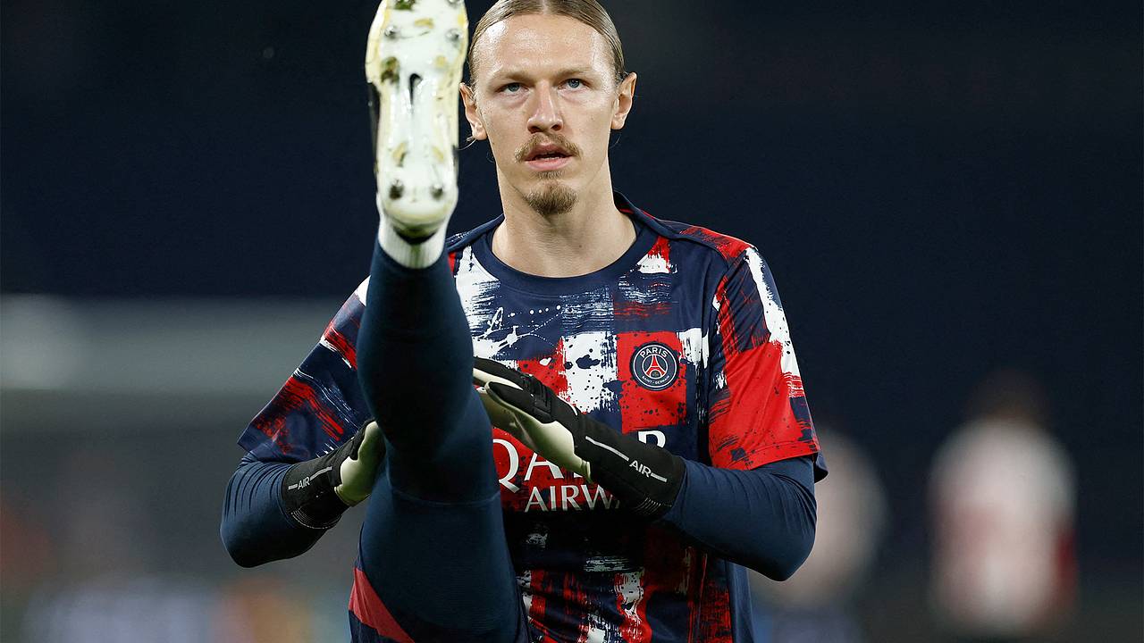 Жена Сафонова попросила отправить его на психологическую экспертизу из-за голов