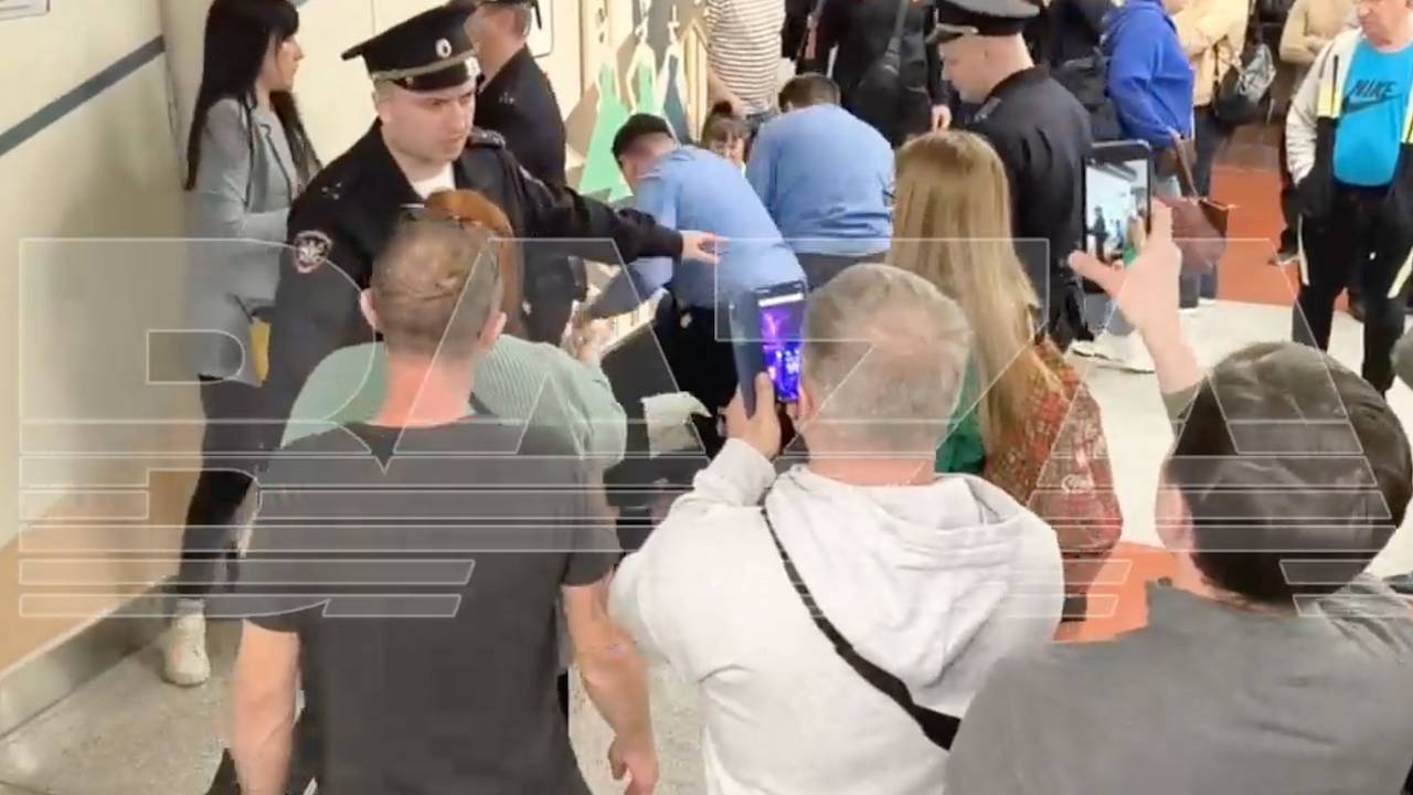 В Шереметьево пассажиры разозлились и заблокировали выход на посадку