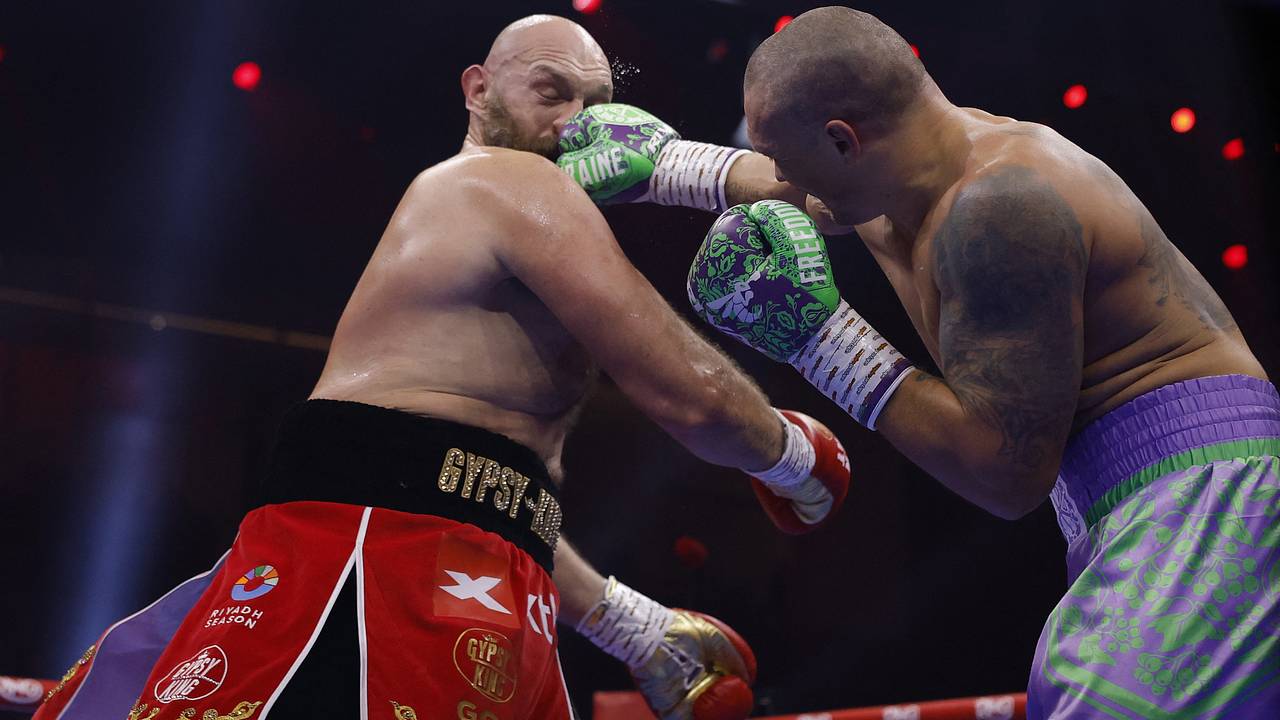 Усик победил Фьюри и защитил три титула