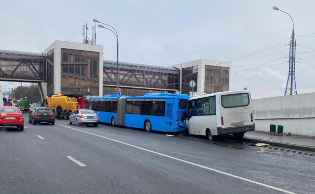 Маршрутное такси въехало в автобус на юго-западе Москвы