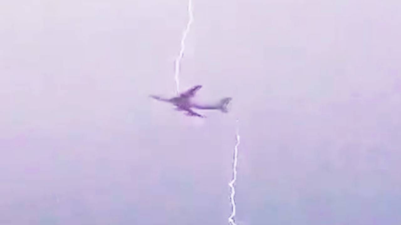 Молния ударила сразу в два самолета и попала на видео