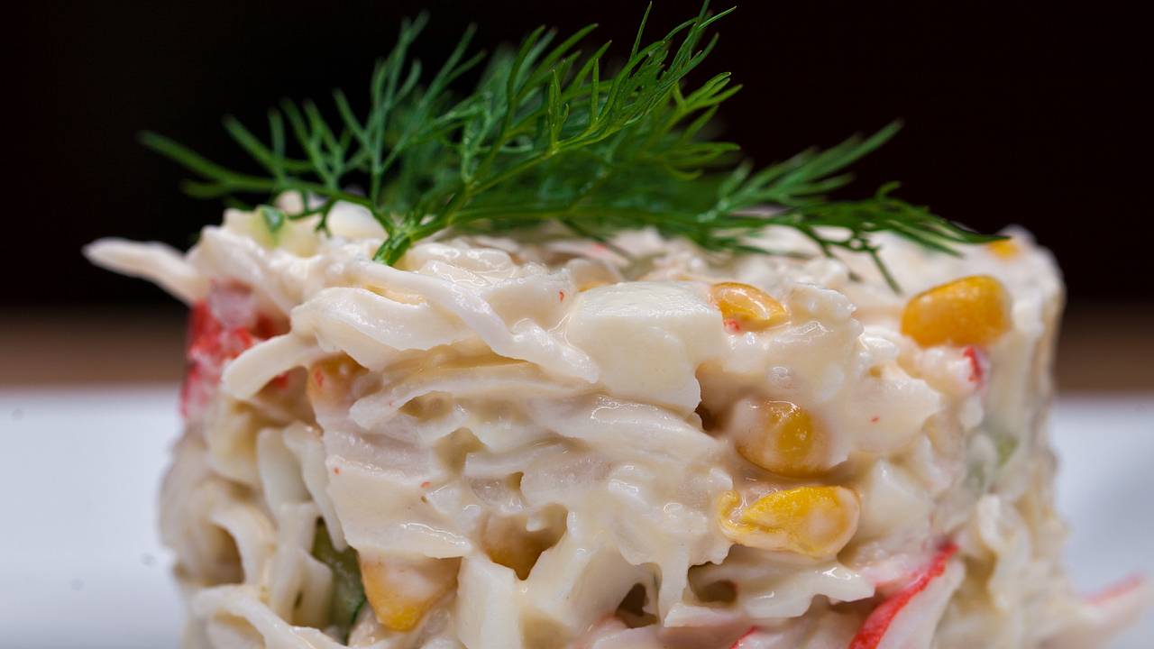 Россиянам перечислили самые опасные продукты на новогоднем столе