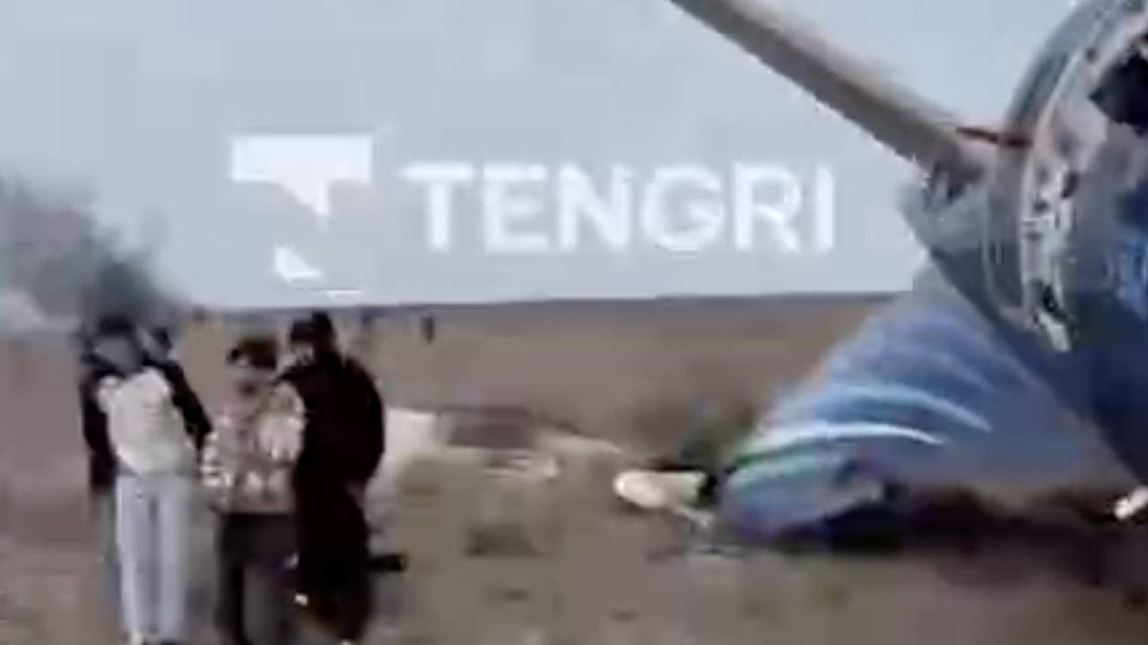 Стало известно о выживших на месте крушения самолета в Казахстане