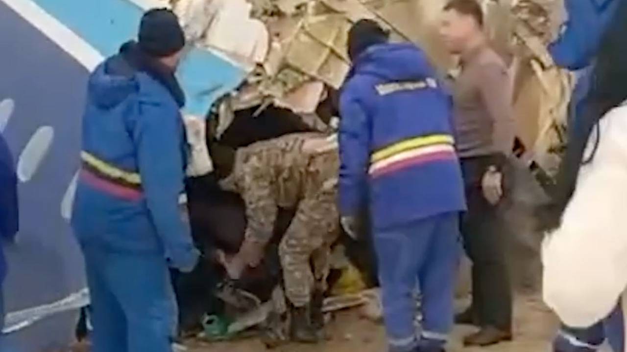 Число выживших после крушения пассажирского самолета в Казахстане увеличилось