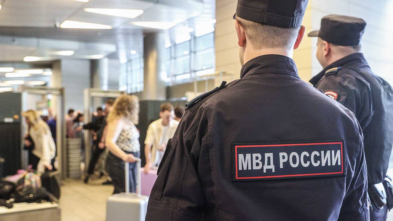 Пассажир самолета гулял по московскому аэропорту с красным пакетом и пугал людей взрывом
