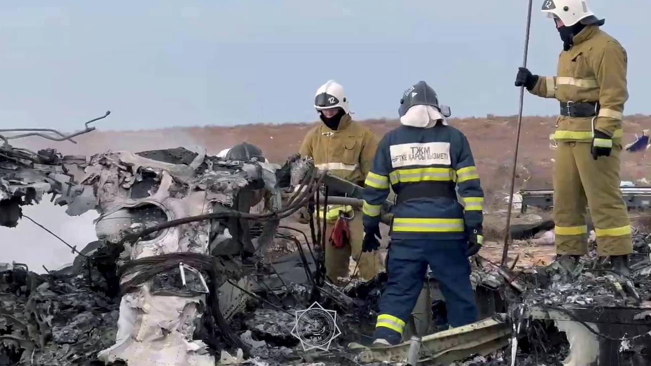 В России прокомментировали версию об атаке дрона ВСУ на разбившийся в Казахстане самолет