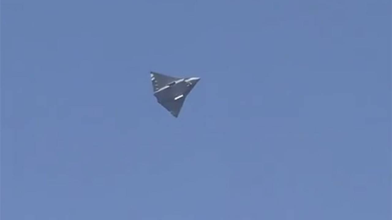Первый полет нового китайского истребителя попал на видео