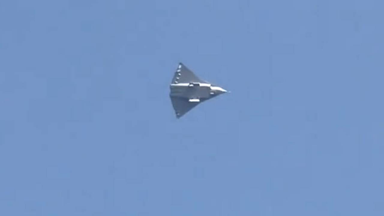 В Китае сняли на видео полет неизвестного самолета. Это мог быть «Белый император» — истребитель шестого поколения