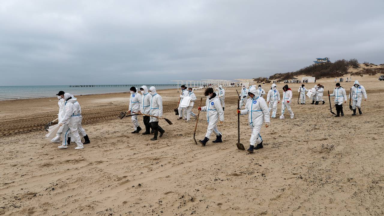 Российский футболист помог в очистке пляжей Краснодарского края от мазута