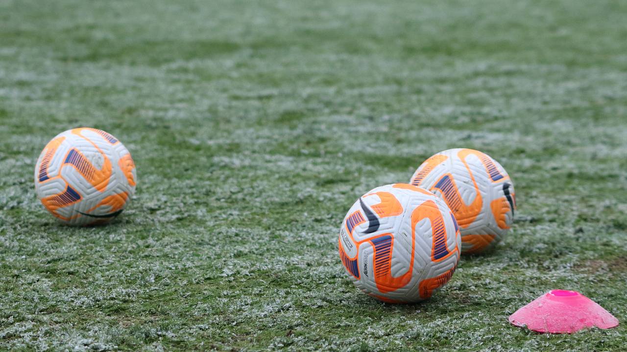 Пятерых российских футболистов отстранили за договорные матчи