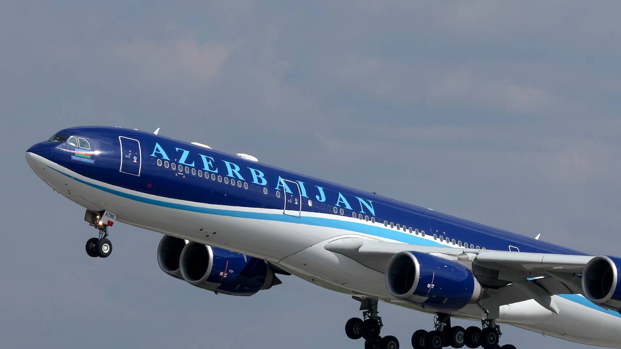 Летевший в Россию самолет AZAL вернулся в Азербайджан