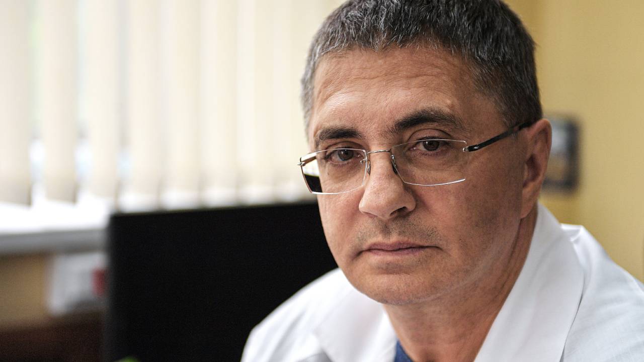 Доктор Мясников призвал «отловить и кастрировать» пишущих от его лица мошенников