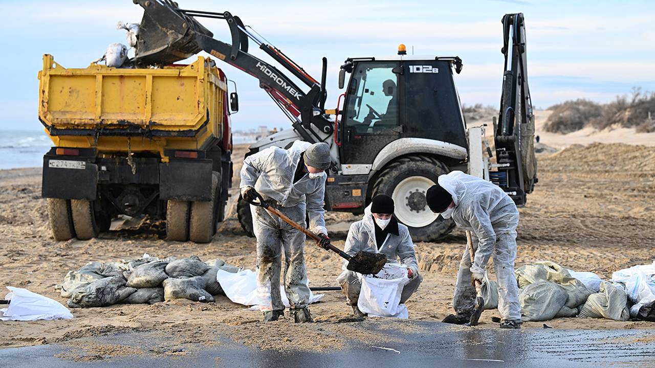 Российский футболист объяснил решение поехать чистить пляжи Краснодарского края от мазута