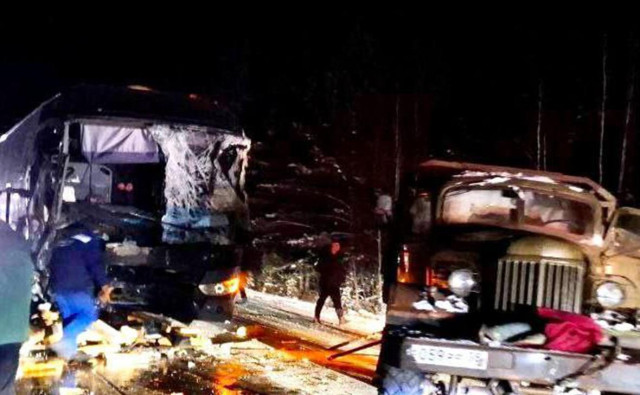 При столкновении автобуса с лесовозом под Братском погибли два человека