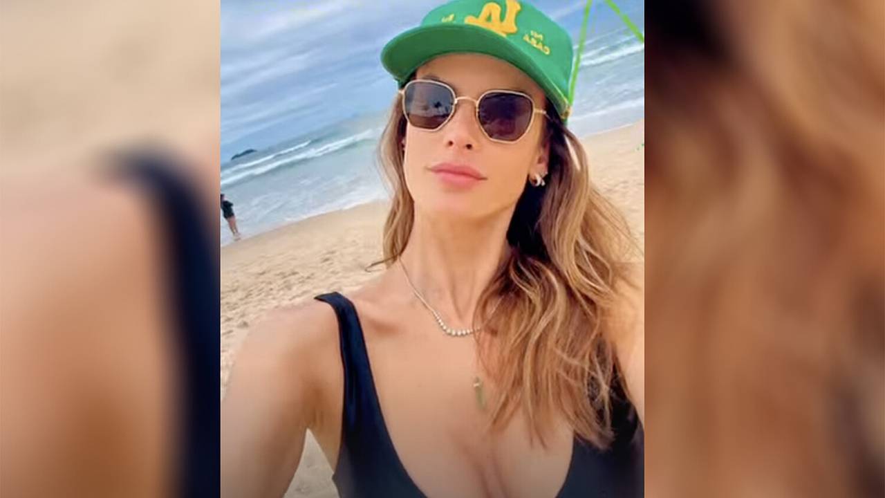 43-летняя Алессандра Амбросио снялась в купальнике на пляже