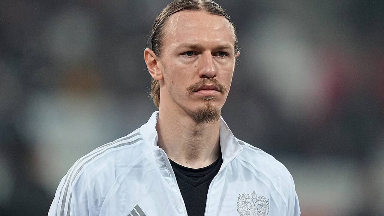 Сафонов помог очищающим от мазута пляжи Краснодарского края волонтерам