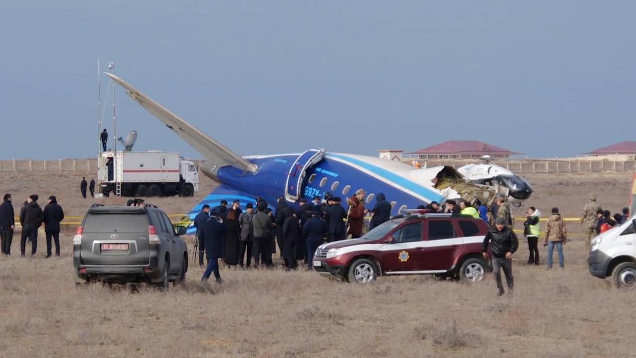 В России после крушения пассажирского самолета AZAL возбудили уголовное дело