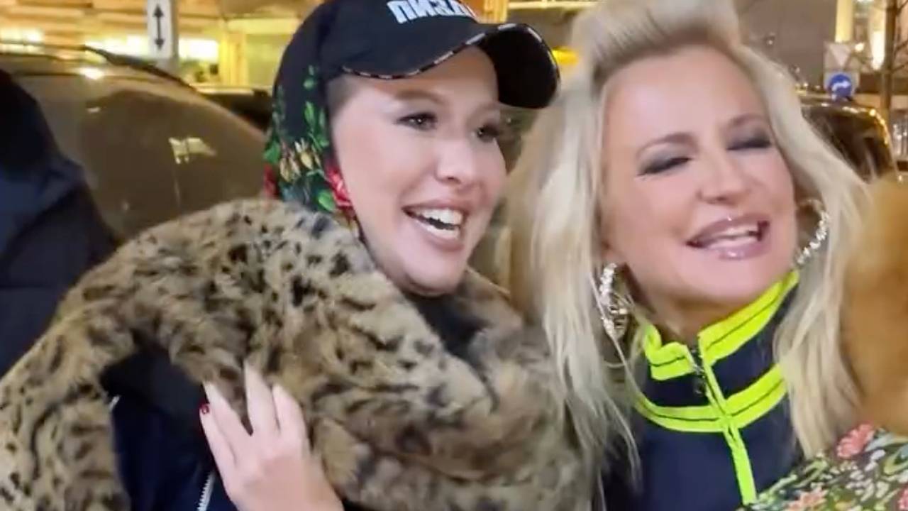 Собчак пришла на день рождения подруги в платке и бейсболке с нецензурной надписью