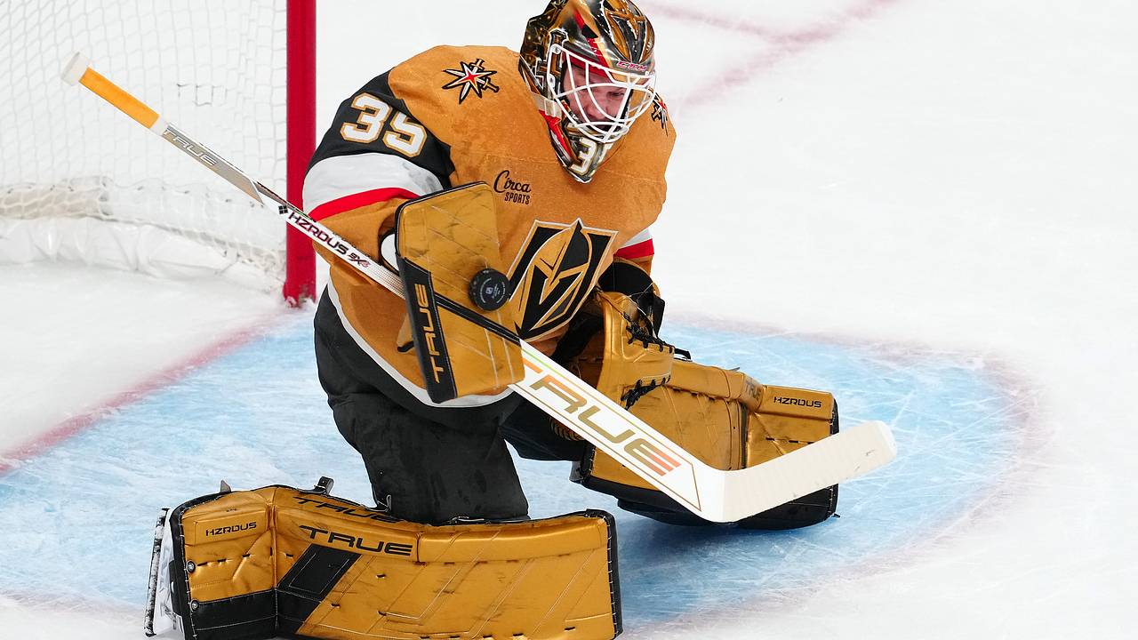 Российского вратаря признали первой звездой дня в НХЛ