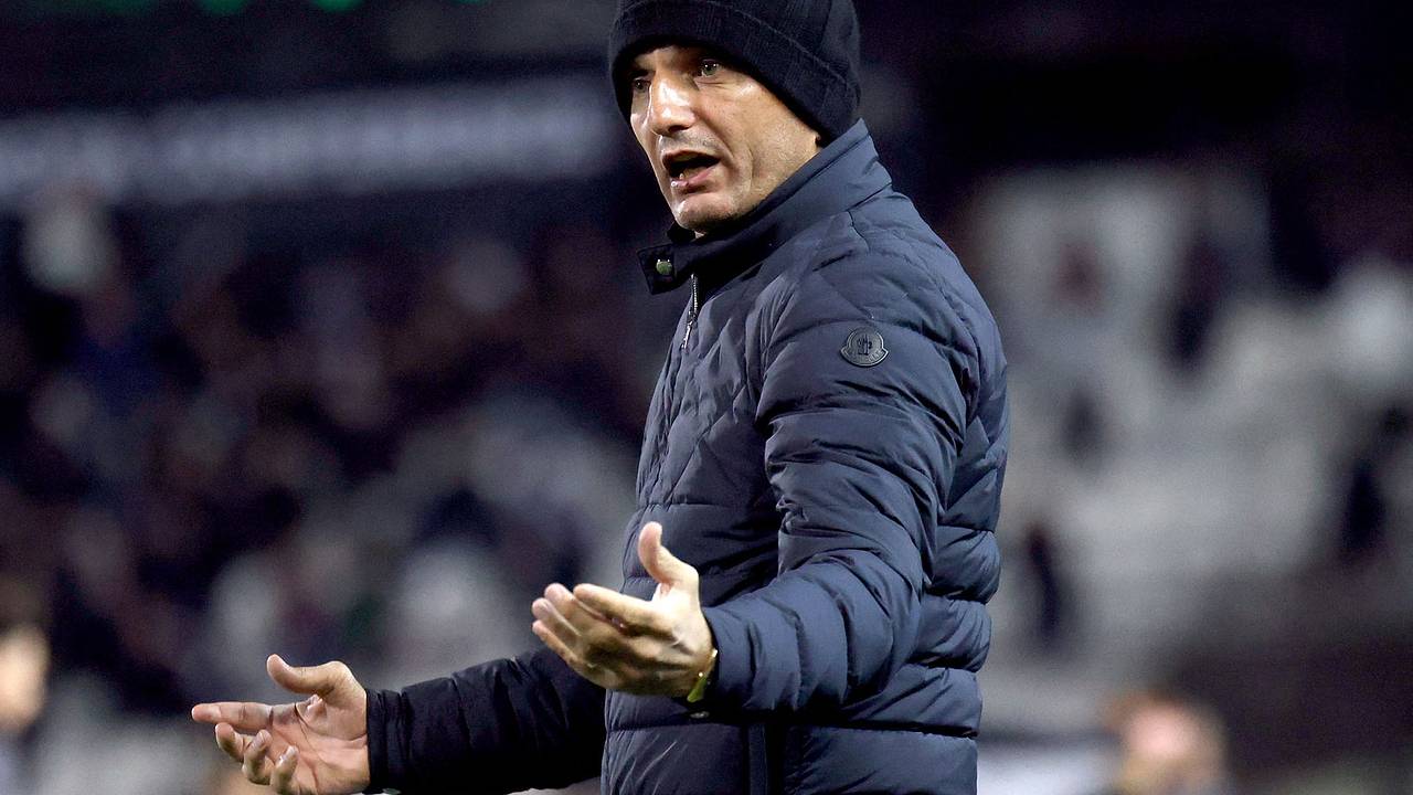 Главный тренер ПАОКа получил дисквалификацию за попытку подраться с фанатами соперников