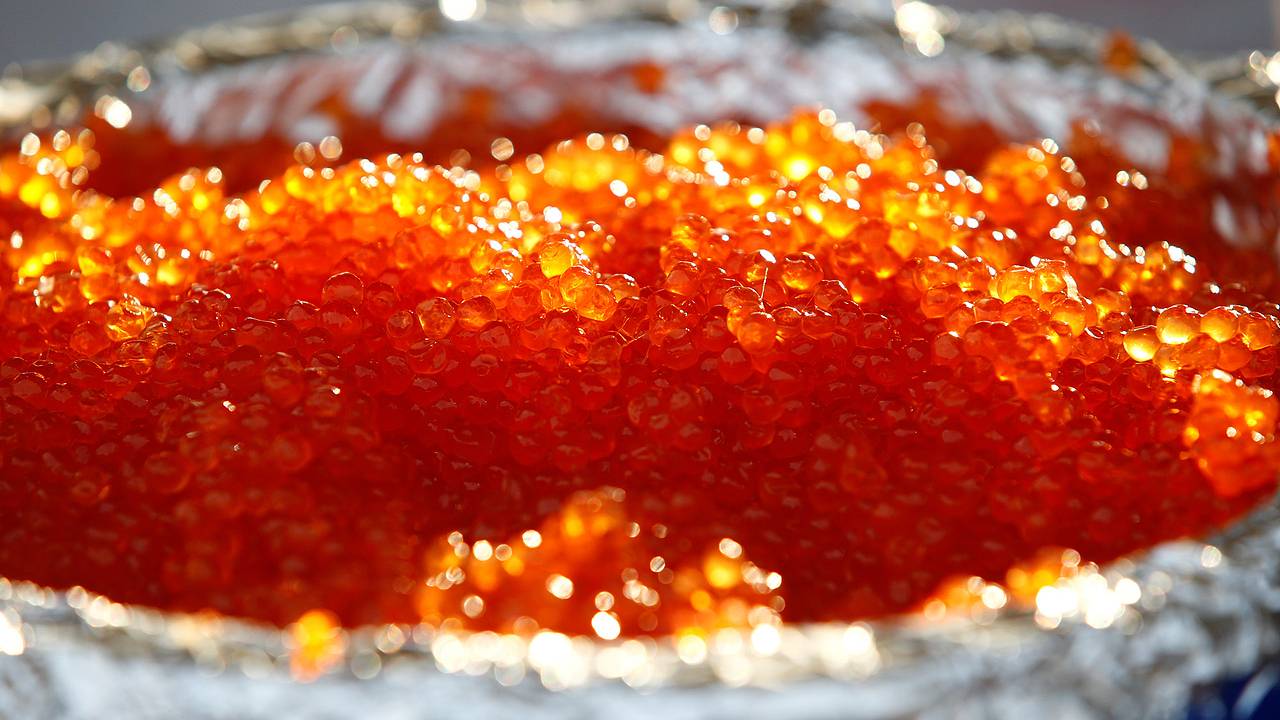 Российский футболист отказался от покупки икры из-за ее дороговизны