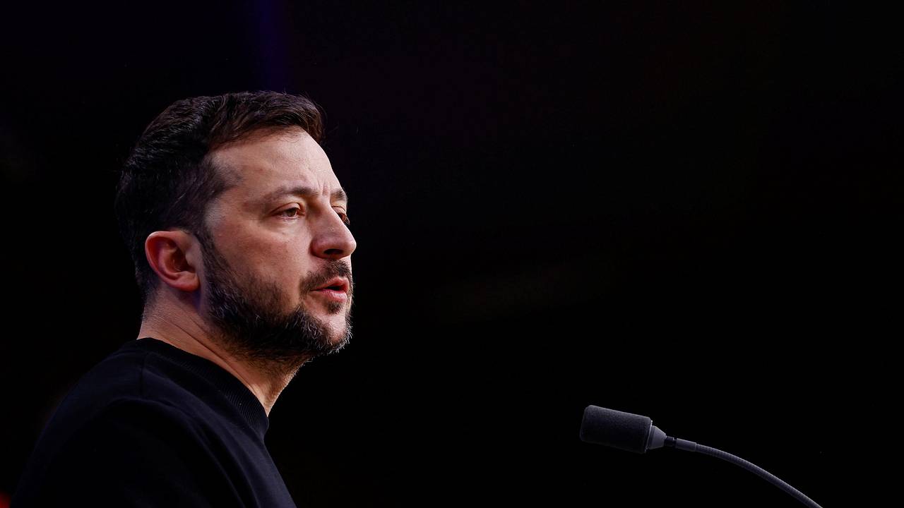 Зеленский записал обращение на фоне подсвеченного в цвета флага США монумента